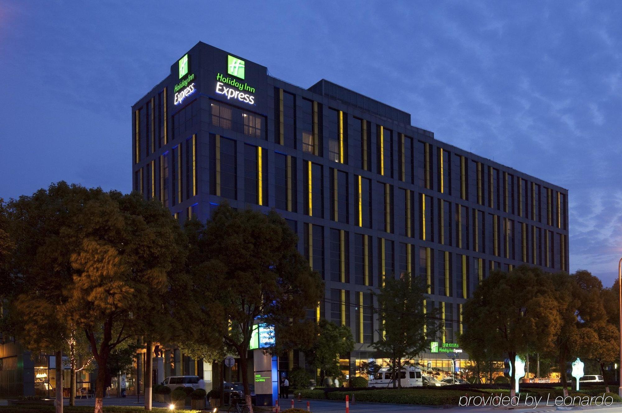 Holiday Inn Express Meilong Shanghai Exterior foto